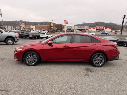 Used 2024 Hyundai Elantra Blue image 3