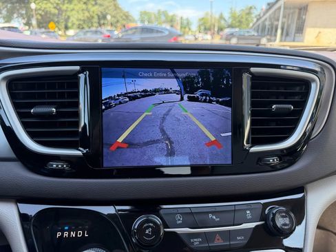 Used 2017 Chrysler Pacifica Touring-L image 23