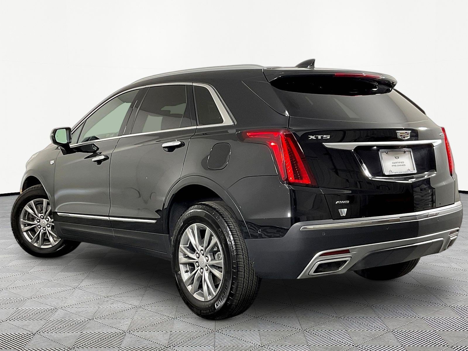 Used 2023 Cadillac XT5 Premium Luxury w/ Technology Package AWD/4WD image 4
