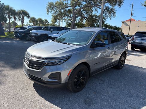 Used 2023 Chevrolet Equinox LS w/ LS Convenience Package FWD image 3