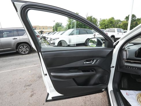 Used 2024 Nissan Ariya AWD image 9