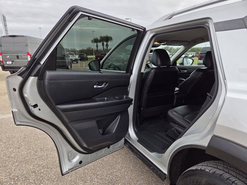 Used 2025 Nissan Pathfinder SL image 13