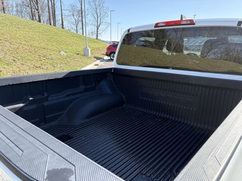 Used 2022 Nissan Frontier S w/ Technology Package image 12