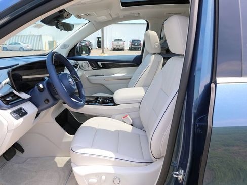 Used 2025 Buick Enclave Avenir w/ Super Cruise Package AWD/4WD image 10