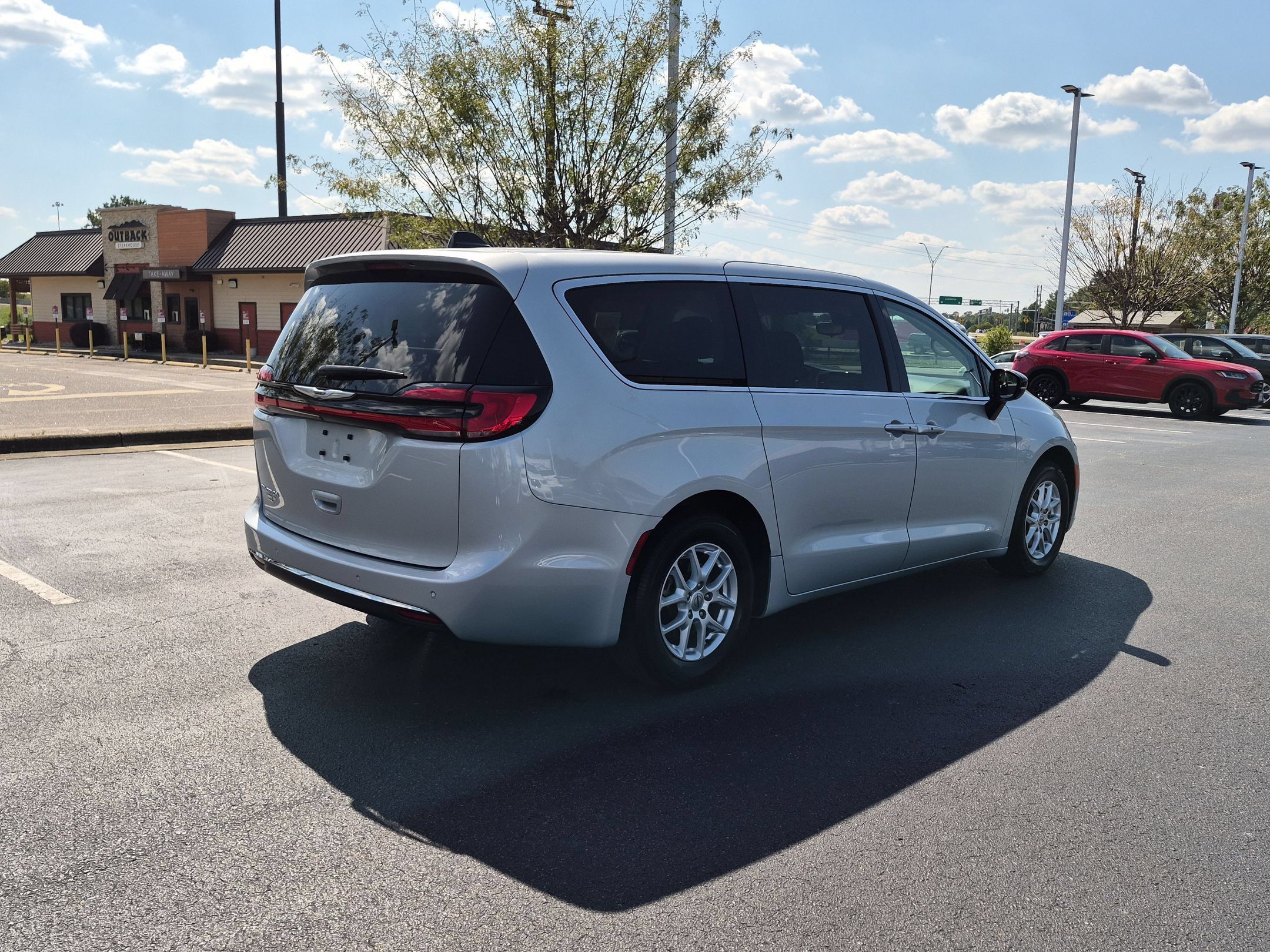 Used 2024 Chrysler Pacifica Touring-L FWD image 3