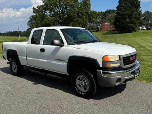 Used 2006 GMC Sierra 2500 W/T w/ Skid Plate Package AWD/4WD image 5