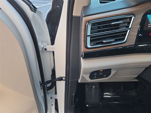 New 2026 Volkswagen Atlas SE image 12