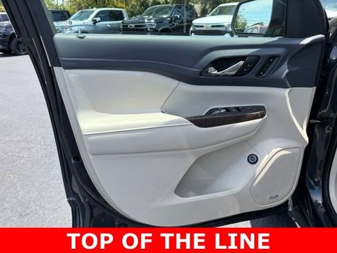 Used 2022 GMC Acadia Denali w/ Denali Ultimate Package FWD image 12