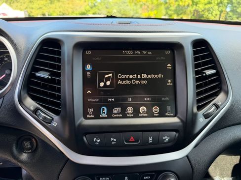Used 2014 Jeep Cherokee Trailhawk w/ Technology Group AWD/4WD image 24