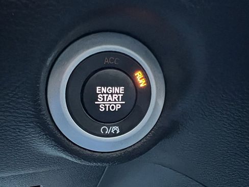 Used 2025 Chrysler Pacifica Select image 31