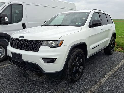 Used 2019 Jeep Grand Cherokee Laredo AWD/4WD image 2