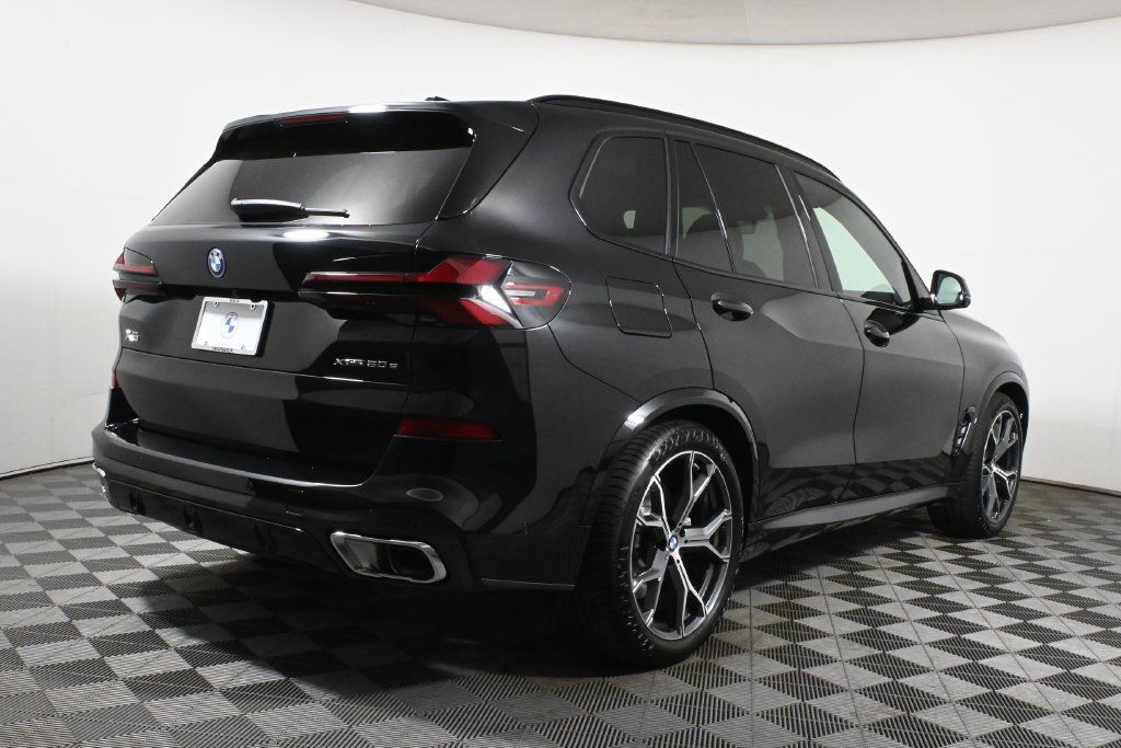 Used 2026 BMW X5 xDrive50e w/ M Sport Package AWD/4WD image 7