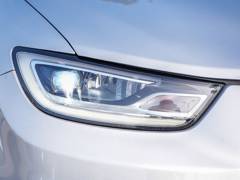 Used 2024 Chrysler Pacifica Touring-L image 4