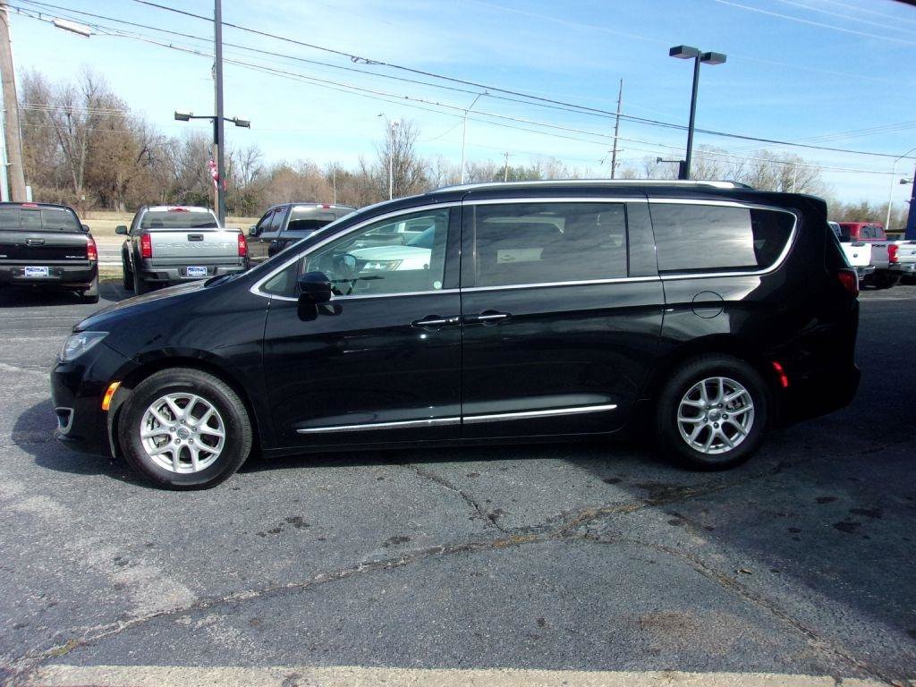 Used 2020 Chrysler Pacifica Touring-L FWD image 2