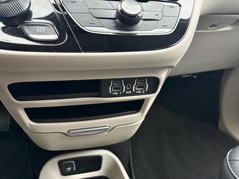 Used 2023 Chrysler Pacifica Touring-L image 31