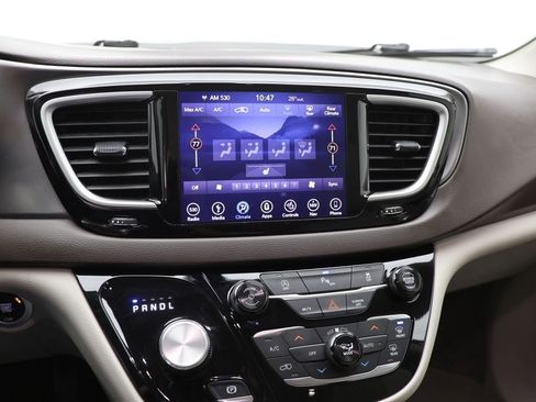 Used 2018 Chrysler Pacifica Touring-L image 20