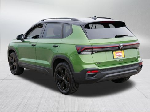 Used 2025 Volkswagen Taos SE AWD/4WD image 5