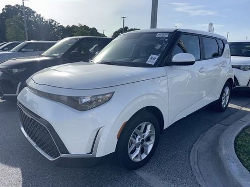 Certified 2025 Kia Soul LX w/ LX Technology Package FWD image 1
