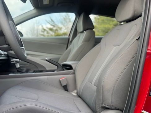 Used 2025 Hyundai Elantra SE image 17