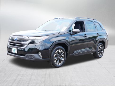 Used 2025 Subaru Forester Premium AWD/4WD image 3