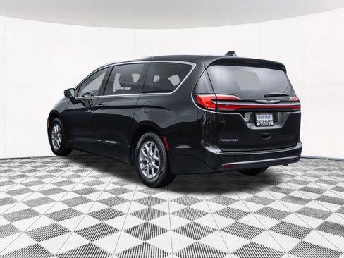 Used 2023 Chrysler Pacifica Touring-L image 9