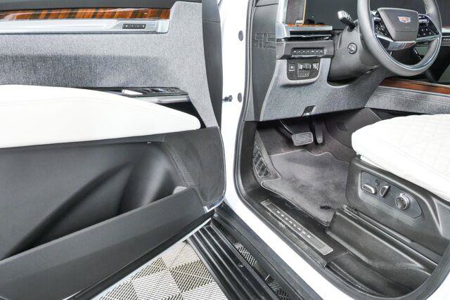 Certified 2026 Cadillac Escalade ESV Platinum Sport w/ LPO, ONYX Package AWD/4WD image 9