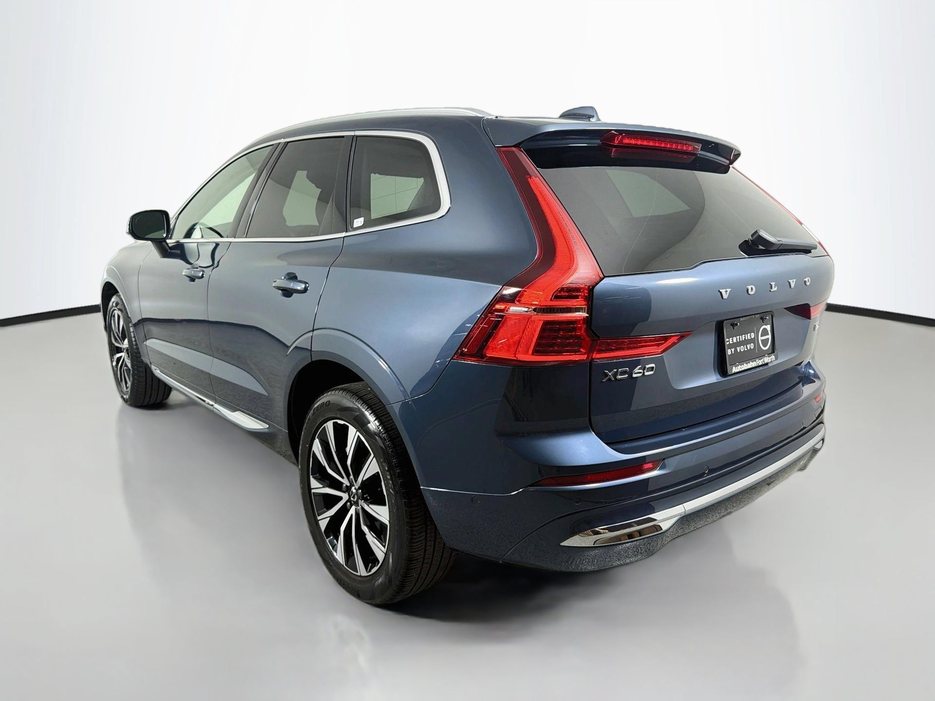 Certified 2023 Volvo XC60 B5 Plus AWD/4WD image 8