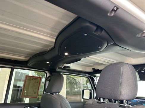 Used 2025 Jeep Wrangler Unlimited Sahara image 28