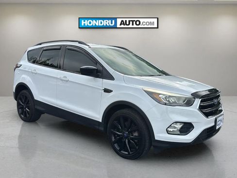 Used 2017 Ford Escape SE w/ SE Sport Appearance Package AWD/4WD image 2