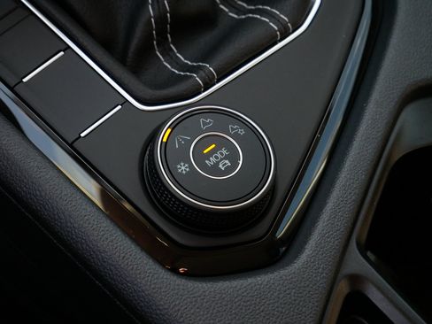 Used 2024 Volkswagen Taos SEL image 28