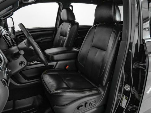 Used 2019 Nissan Titan SL w/ Midnight Edition image 30