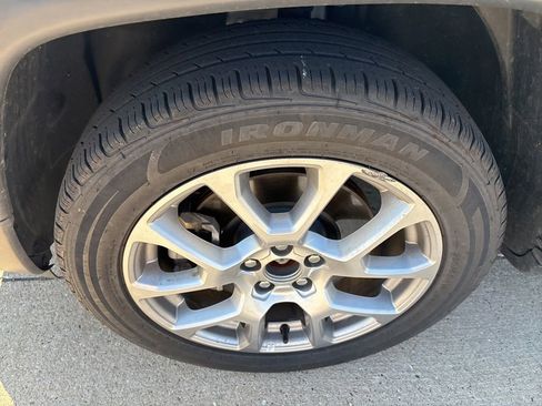 Used 2025 Jeep Compass Limited AWD/4WD image 9
