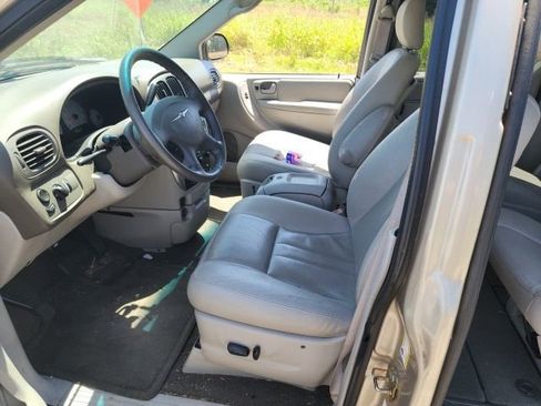 Used 2006 Chrysler Town & Country Touring FWD image 11