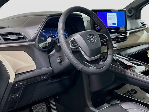New 2026 Toyota Sienna Limited image 7
