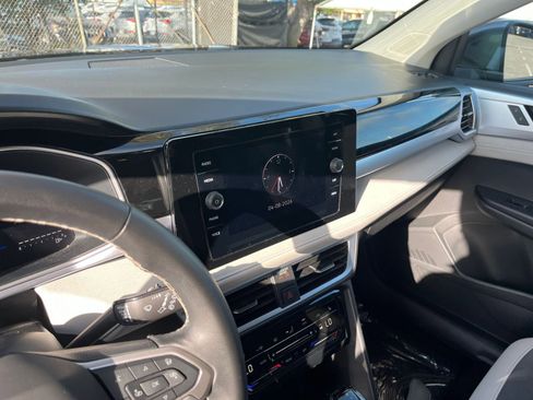 Used 2025 Volkswagen Taos SE image 17