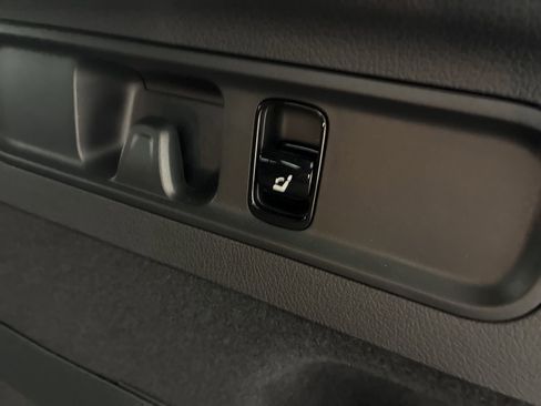 Used 2025 Mercedes-Benz GLC 300 4MATIC image 27