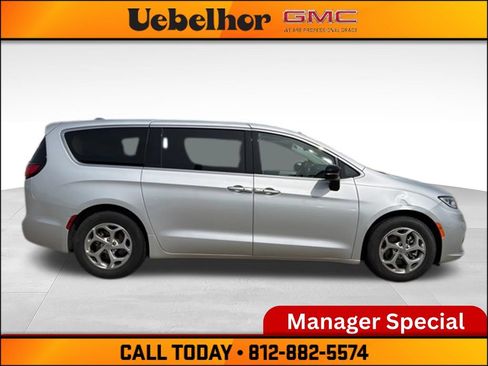 Used 2024 Chrysler Pacifica Limited FWD image 3