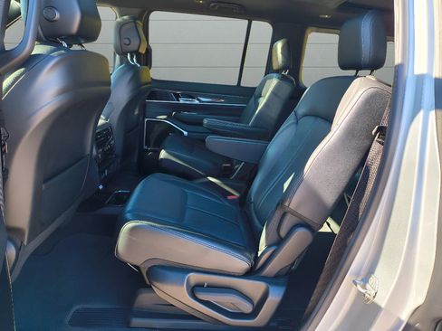 Used 2022 Jeep Wagoneer Series III w/ Premium Group I RWD image 31
