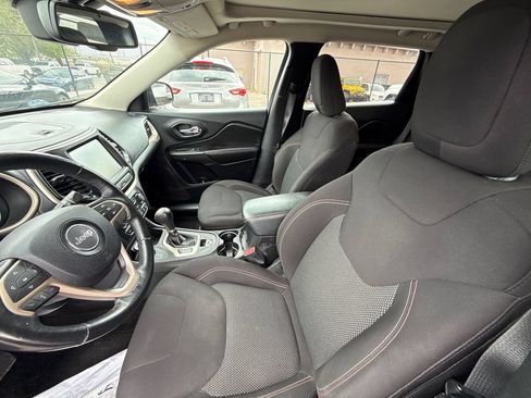 Used 2017 Jeep Cherokee Latitude AWD/4WD image 19