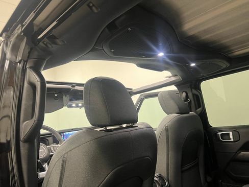 Used 2025 Jeep Wrangler Unlimited Sahara AWD/4WD image 59