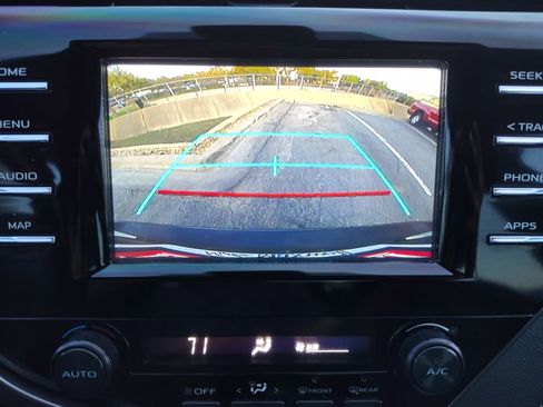 Used 2019 Toyota Camry L image 8