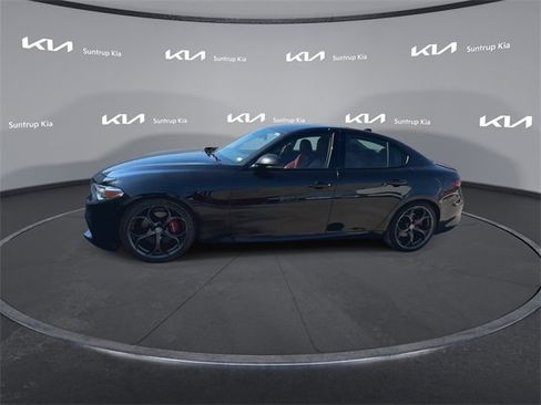 Used 2017 Alfa Romeo Giulia Ti w/ TI 19" Sport Package image 9