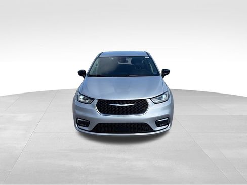 Used 2024 Chrysler Pacifica Touring-L FWD image 9