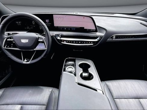 Used 2024 Cadillac Lyriq Luxury w/ LPO, Floor Liner Package AWD/4WD image 7