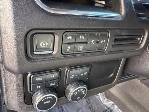 Used 2022 Chevrolet Suburban LT w/ Luxury Package image 17