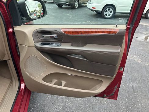 Used 2015 Chrysler Town & Country Touring FWD image 11