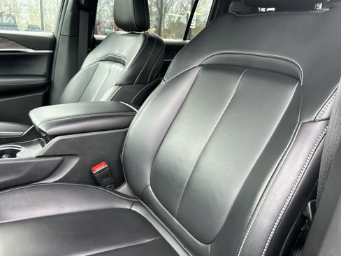 Used 2025 Jeep Grand Cherokee L Limited w/ Black Appearance Package image 22