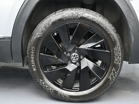 Used 2024 Volkswagen Atlas SE w/ Black Wheel Package image 10