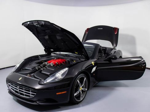 Used 2014 Ferrari California image 32
