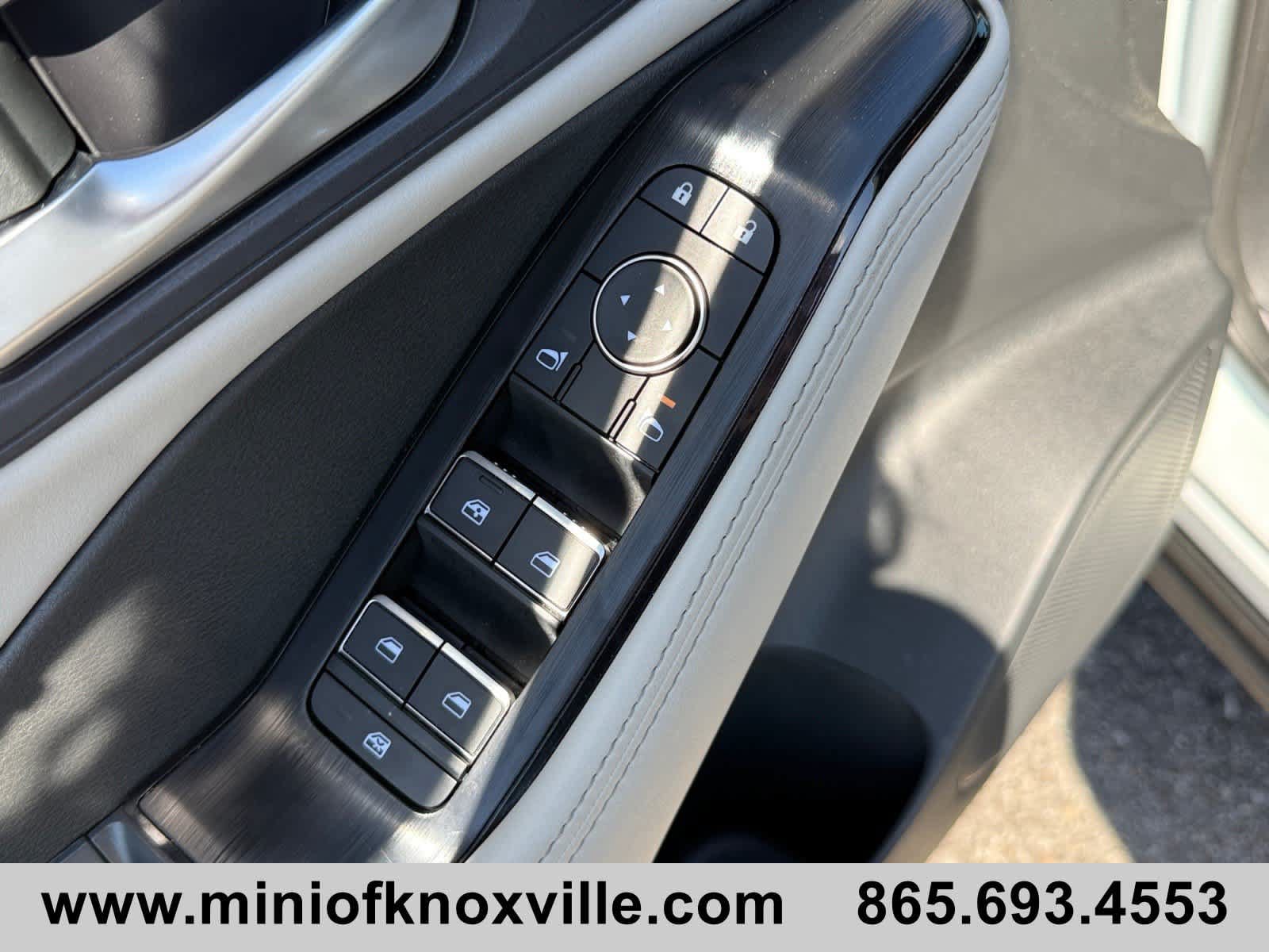 Used 2025 Nissan Rogue SL AWD/4WD image 14